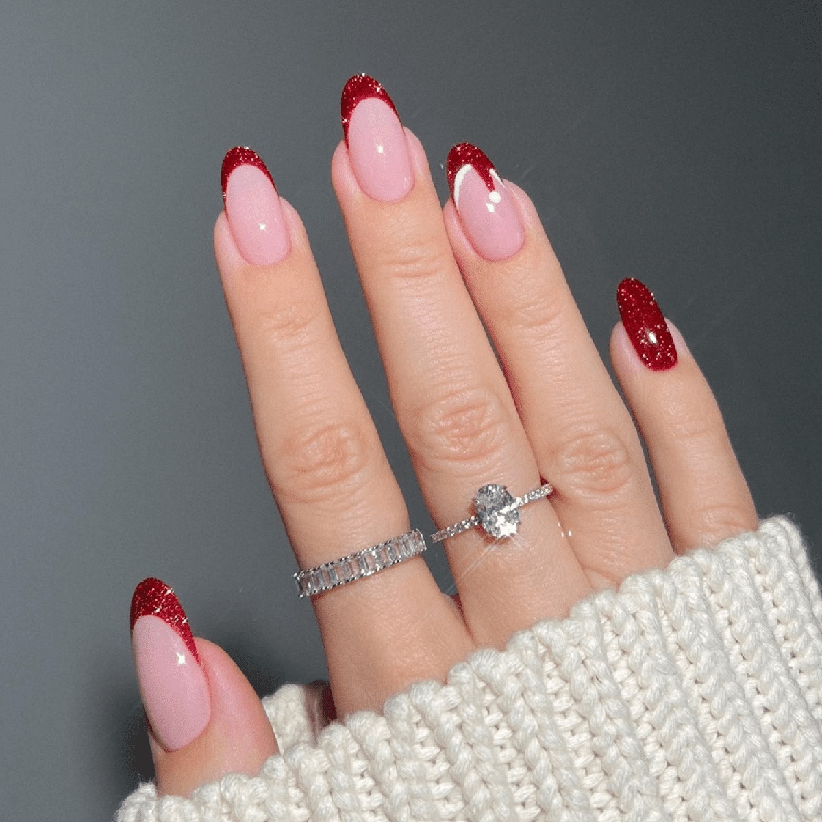 klassische französische Maniküre in Rosa mit roten Spitzen