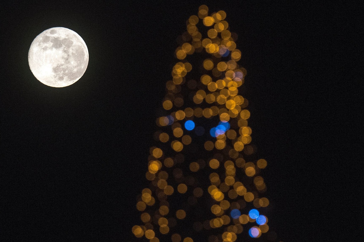 kalter Mond im Dezember - drei Wochen vor dem Weihnachtsfest