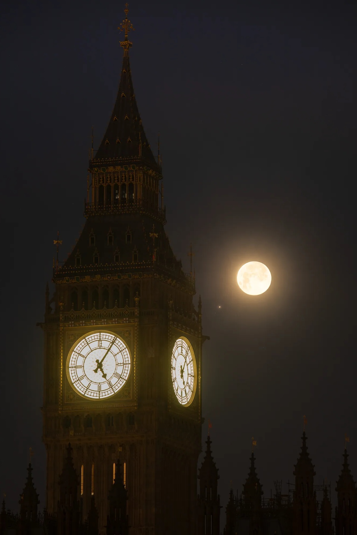 kalter Mond am 5. Dezember 2025 - hoch am Himmel