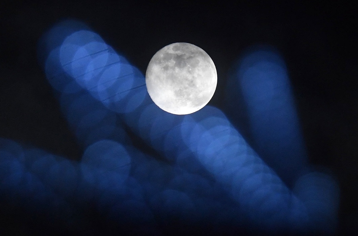 kalter Mond im Dezember - ein einmaliges Spektakel am Himmer