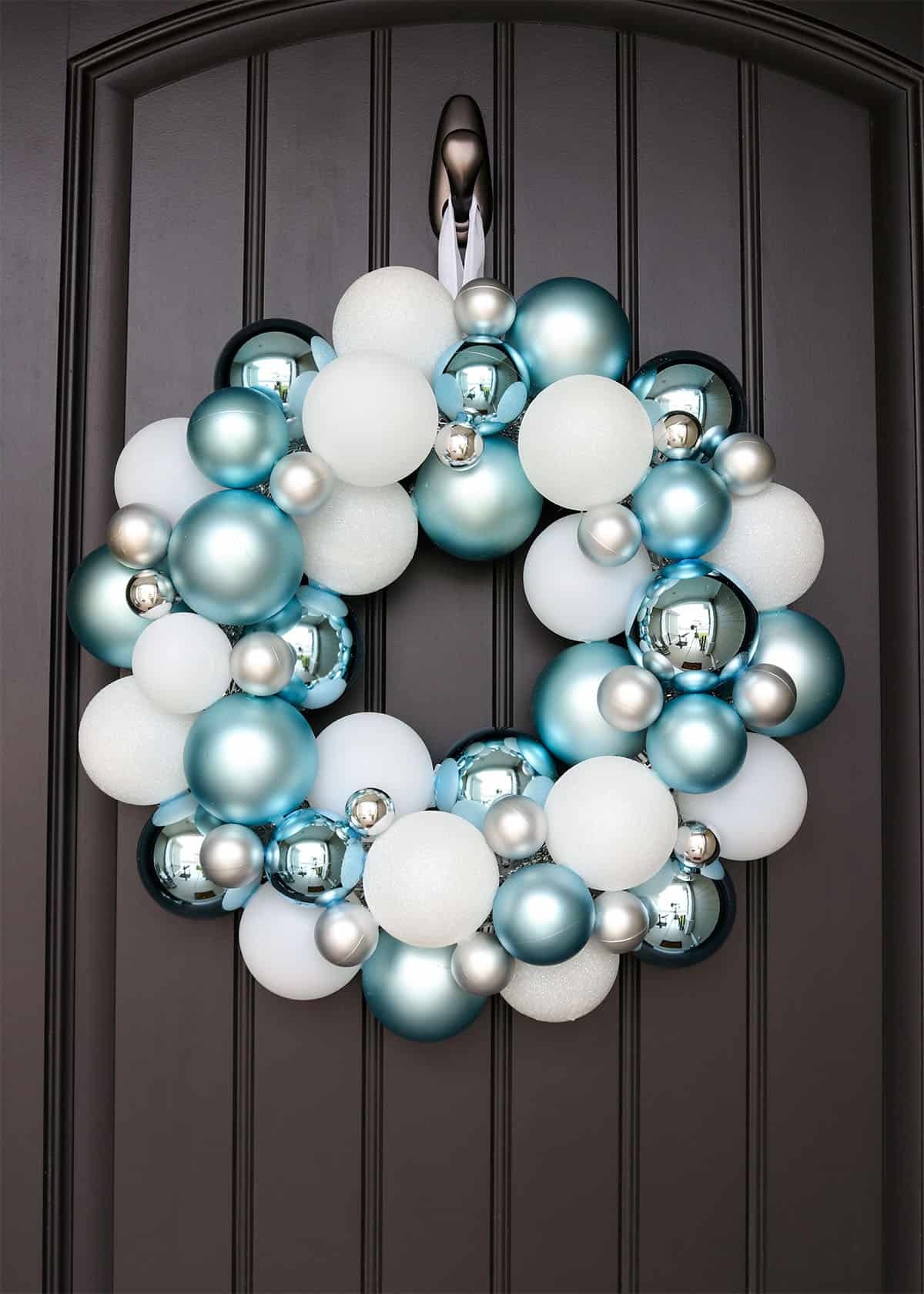 ein Türkranz aus weißen und hellblauen Chrustbaumkugeln 