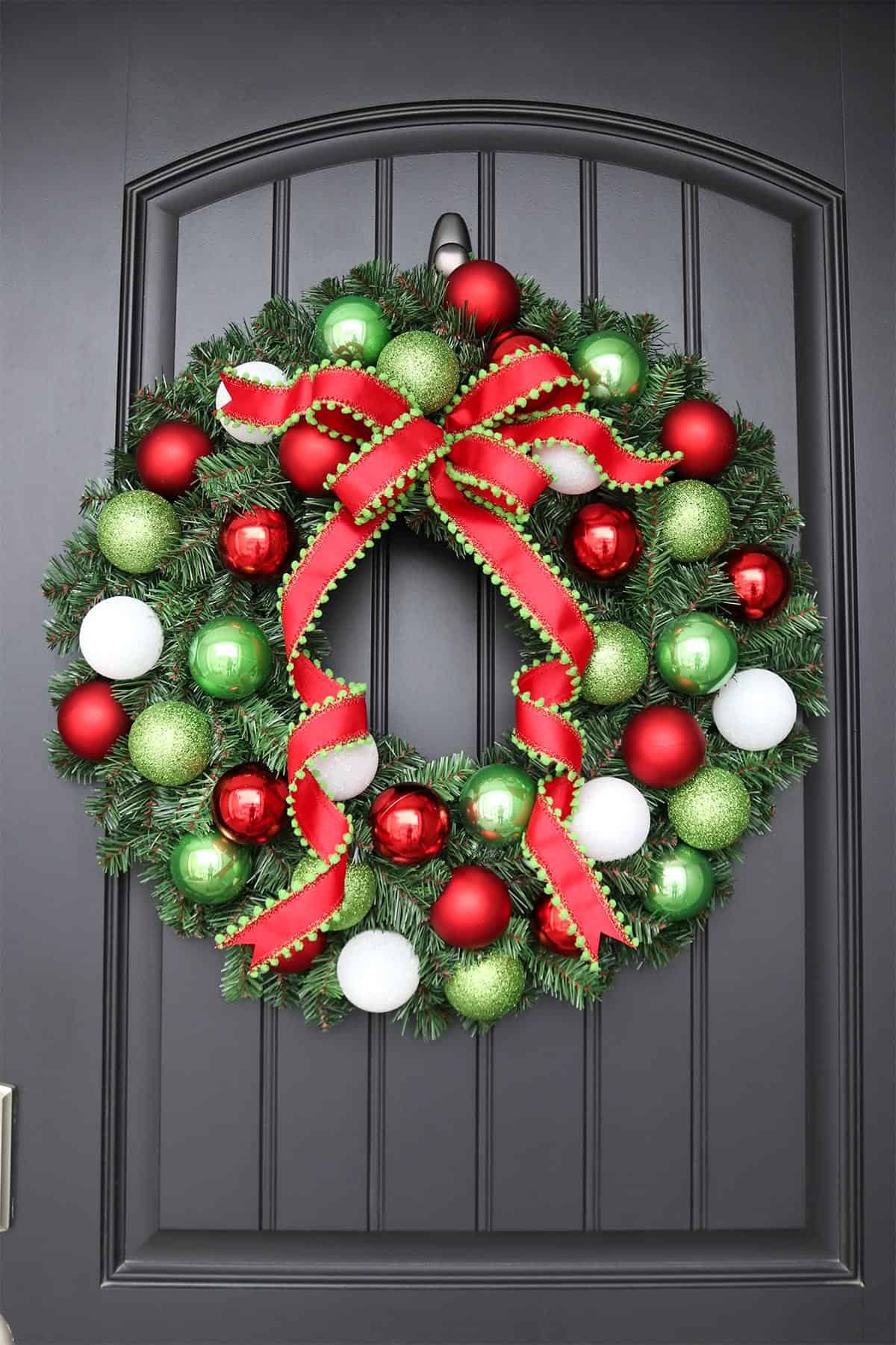 festlichen Türkranz zu Weihnachten selber machen mit glitzernden Christbaumkugeln 