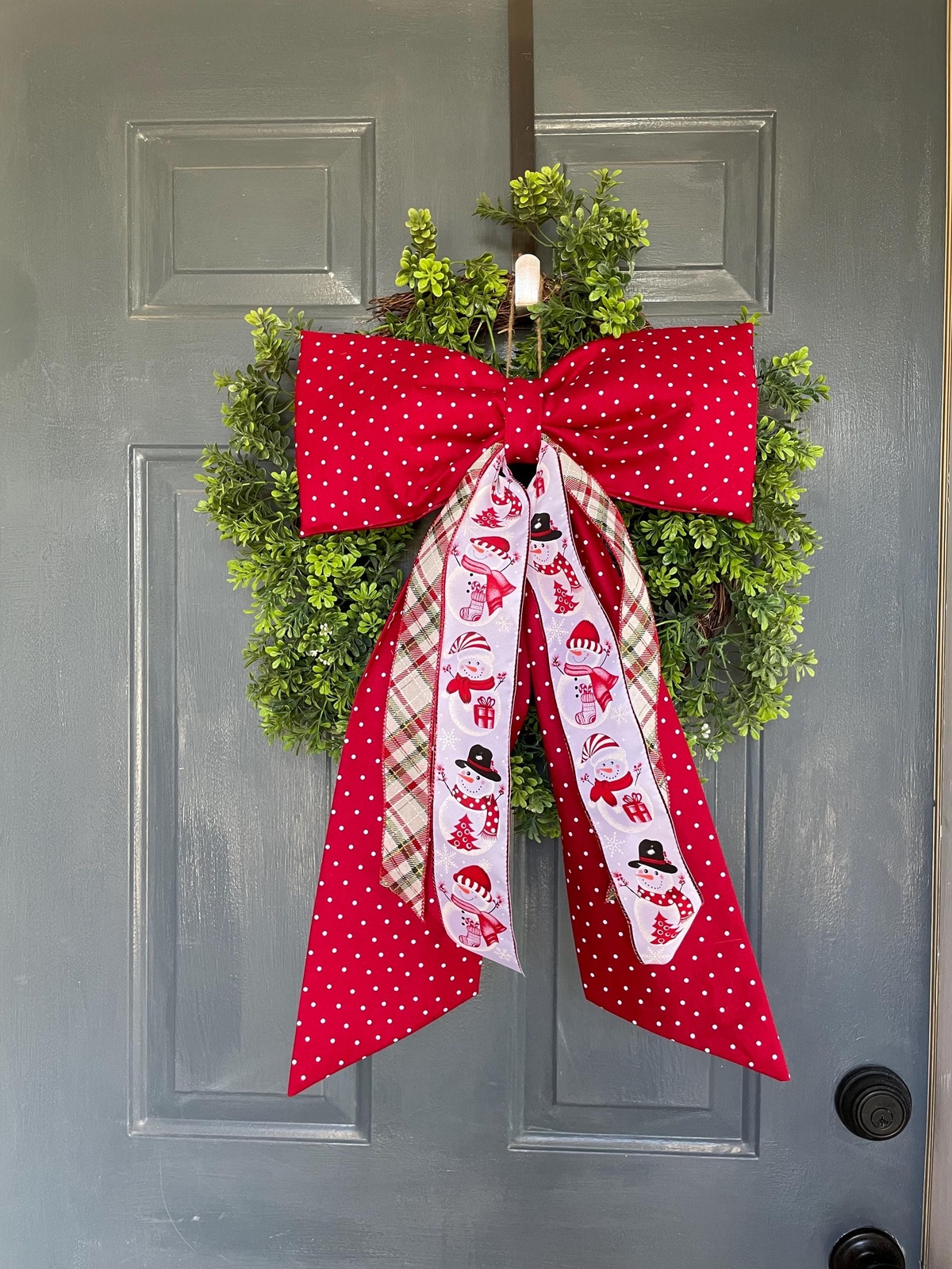 grünen Türkranz mit großer roter Schleife 