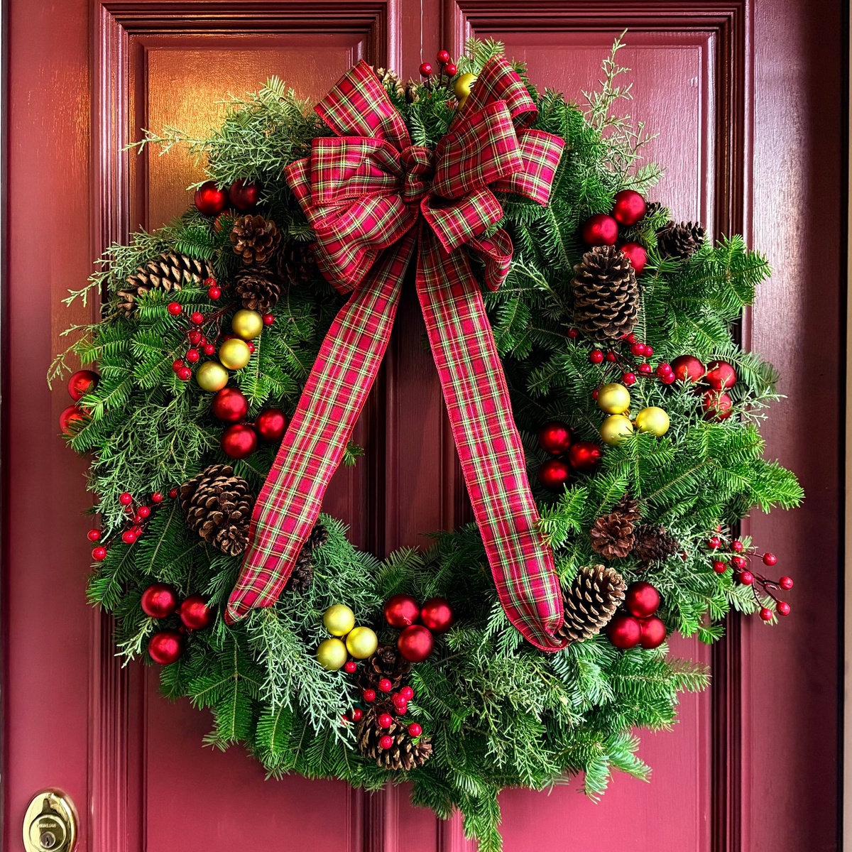 schön dekorierter ferstlicher Türkranz zu Weihnachten 