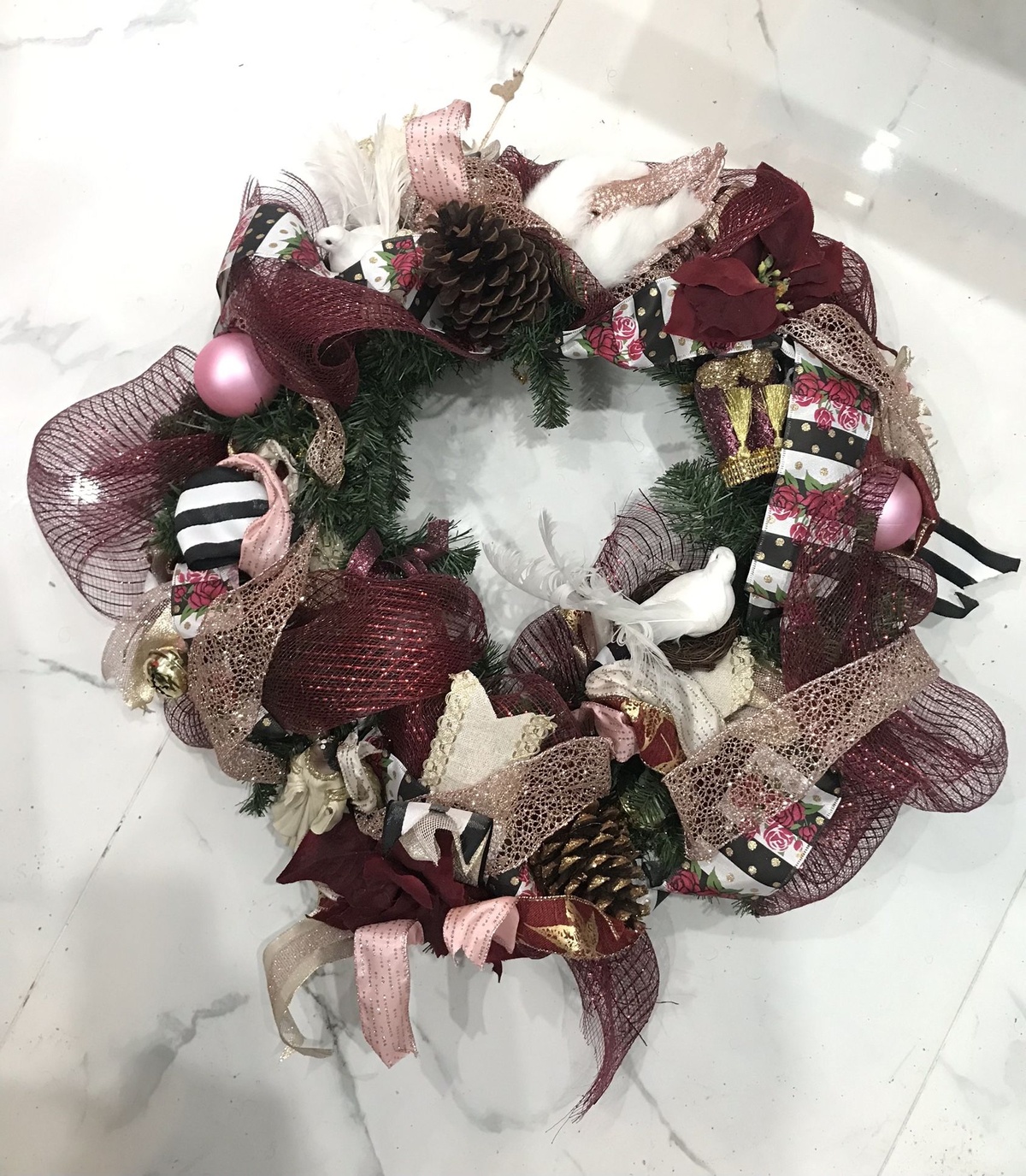 scheinender Türkrant aus Zapfen, Christbaumkugeln und Schleife 