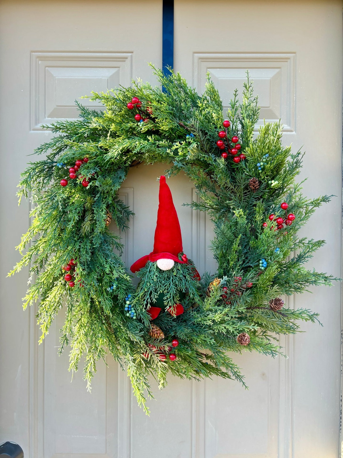 grüner Türkranz mit roten Stechpalmenbeeren und Wichtel 