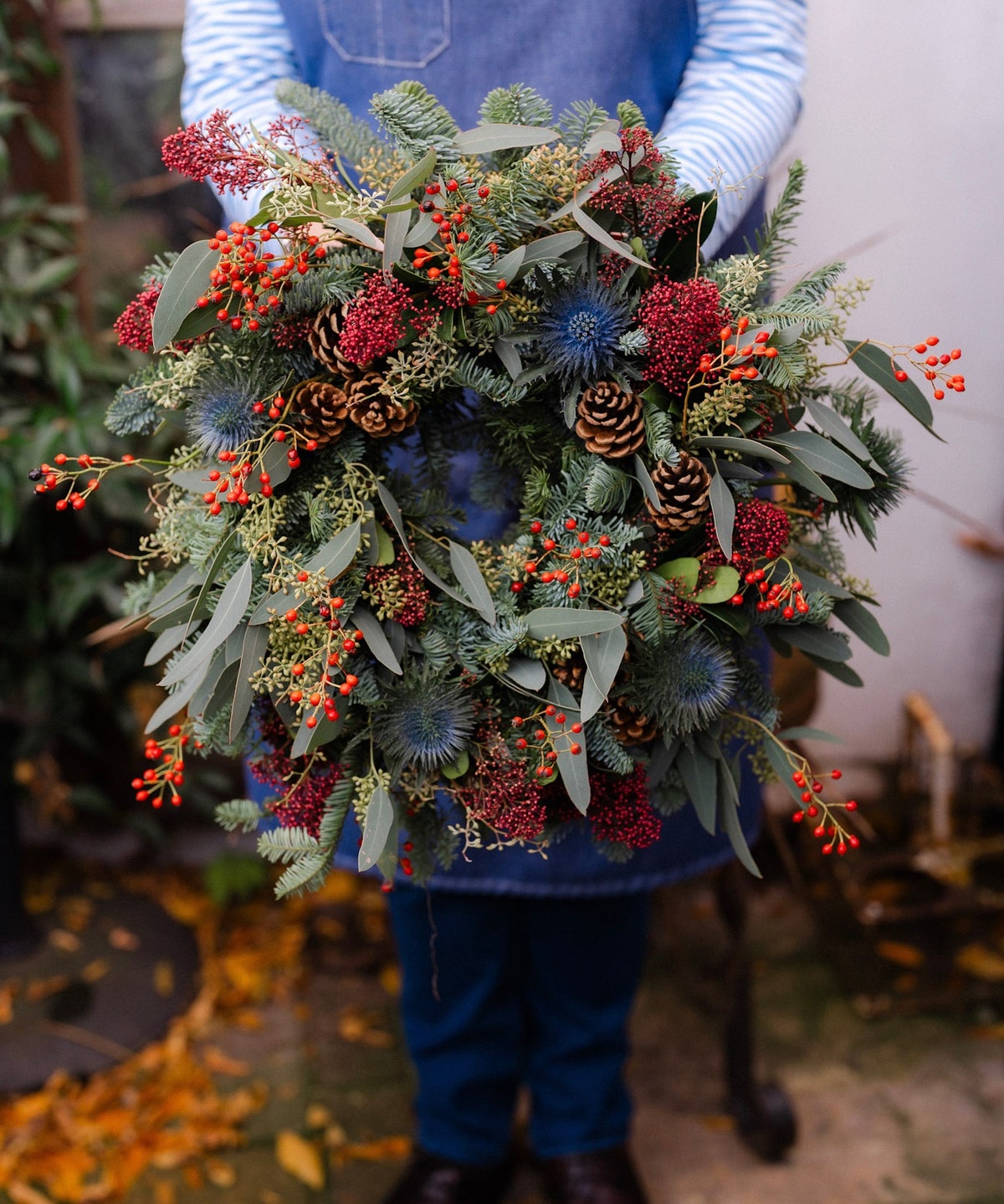 prächtig dekorierter Kranz aus Naturmaterialien 