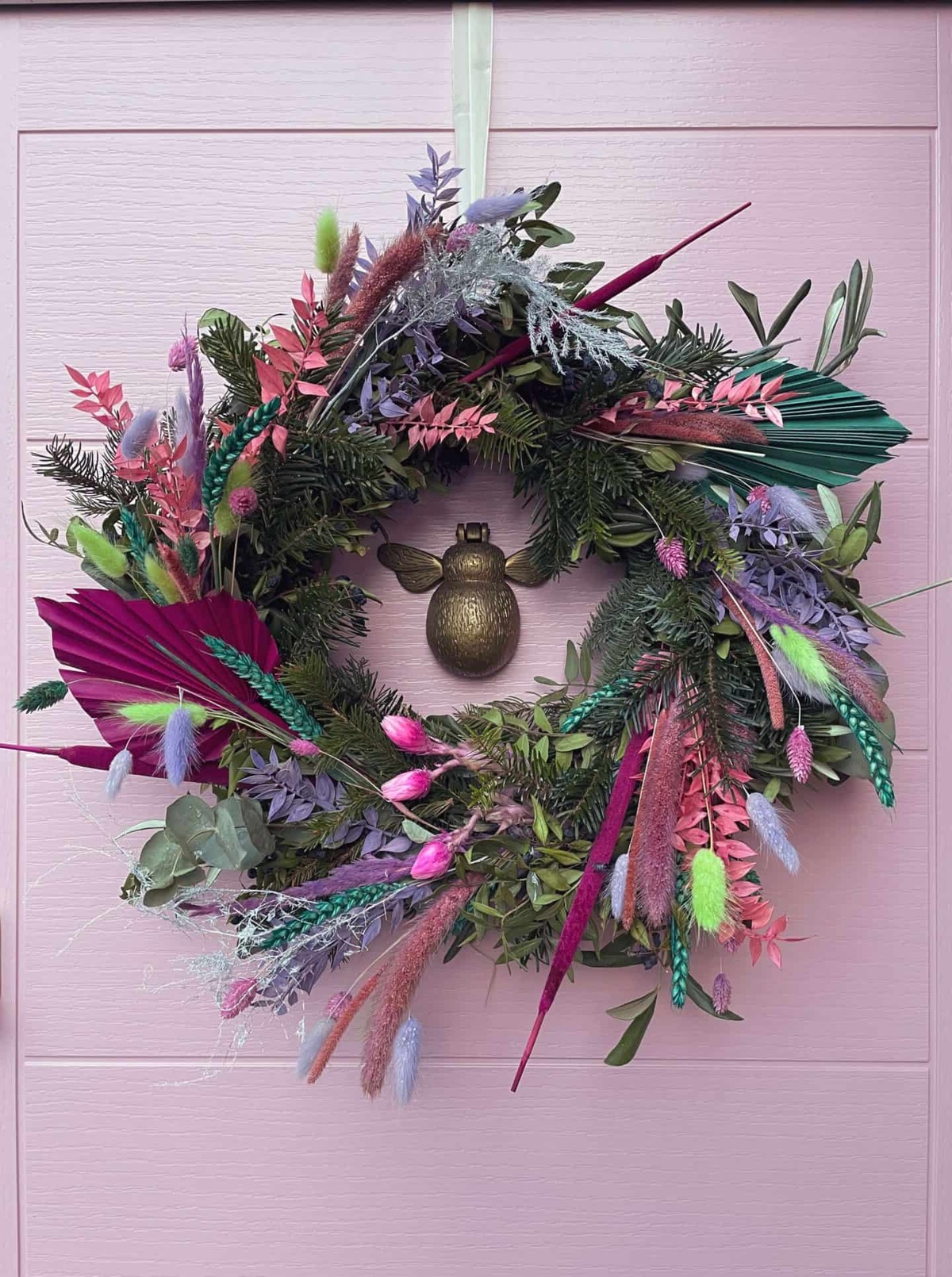 schön bunt aus trockenen Gräsern und grünen Zweigen 