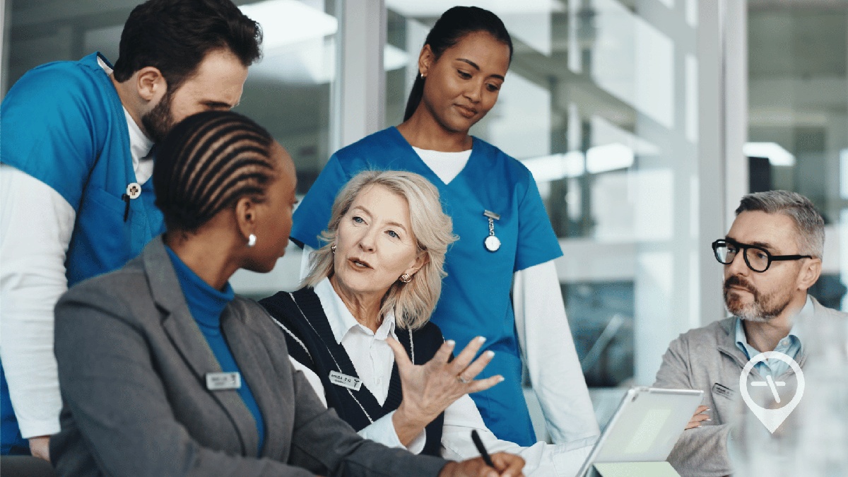 Arbeitskollektiv beim Gespräch im Büro 