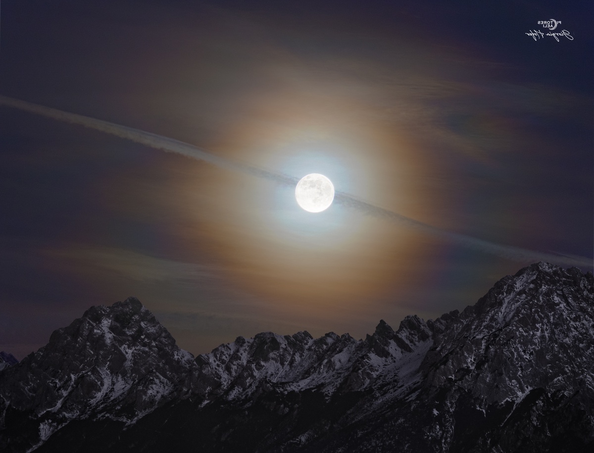 Kalter Mond im Dezember erscheint hoch am Himmel