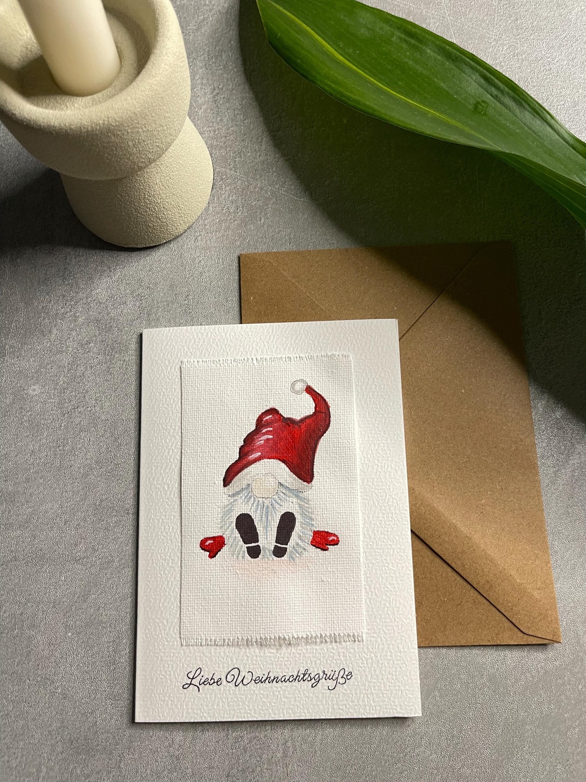 liebe Weihnachtsgrüße auf einer minimalistisch gestalteten Karte