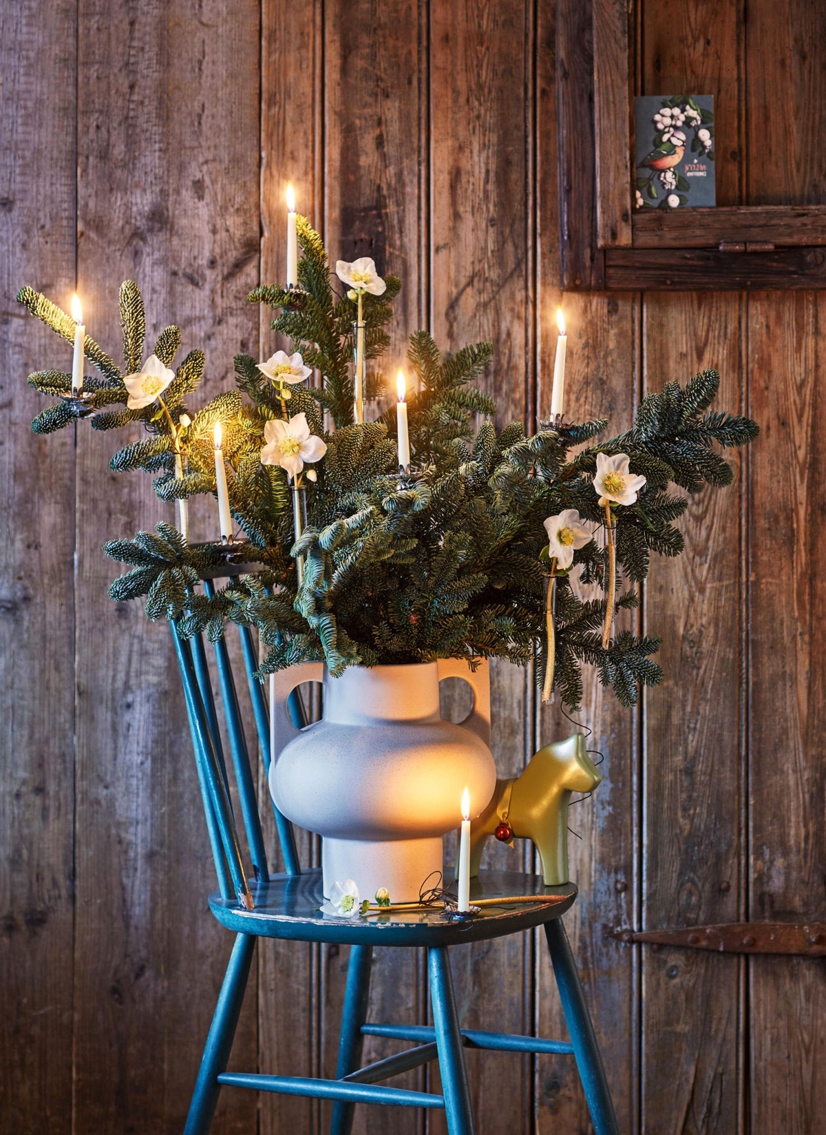rustikale Weihnachtsdeko mit Christrosen und Tannenzweigen