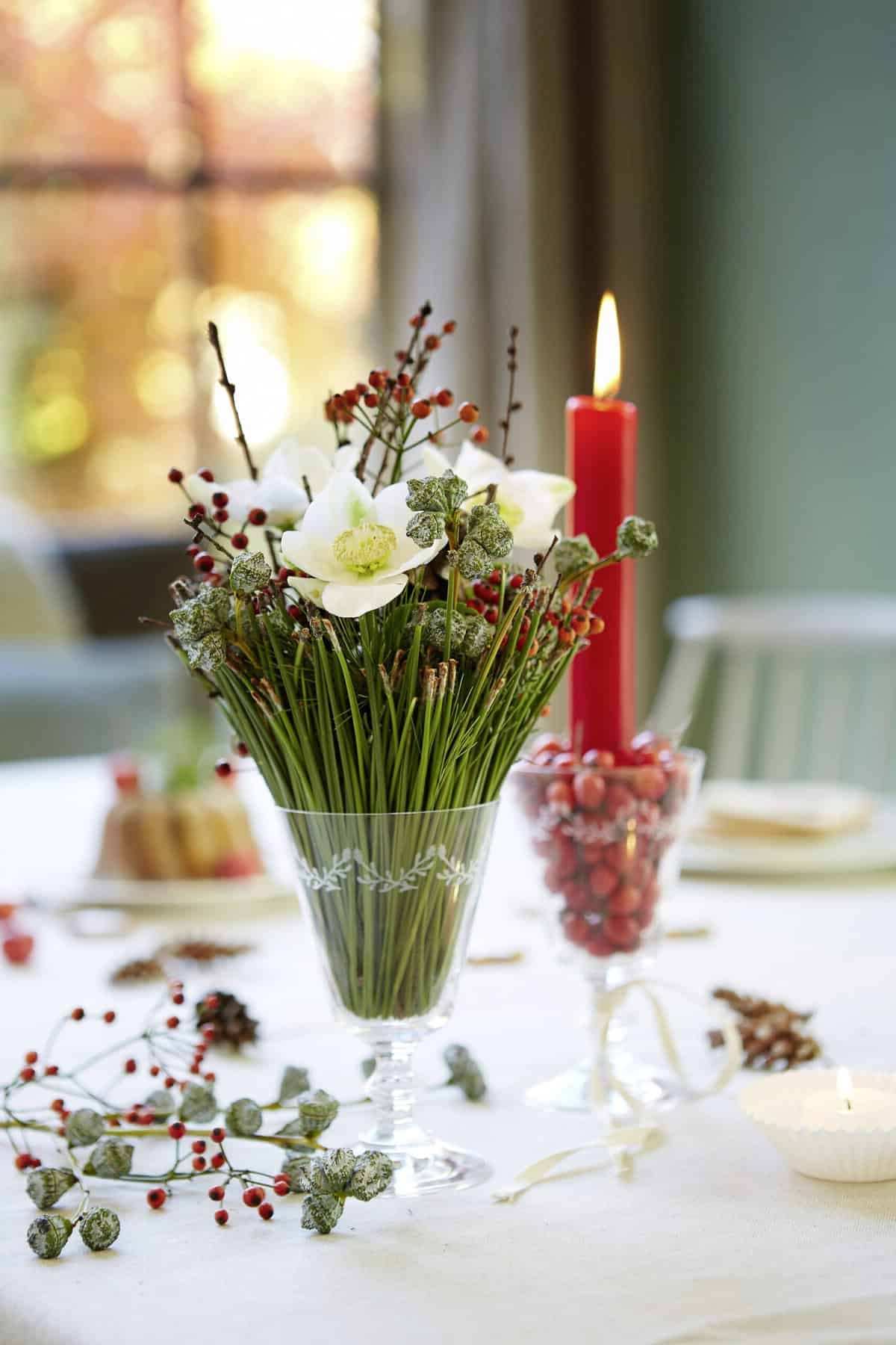 schöne Weihnachtsdeko mit Christrosen in einer Vase