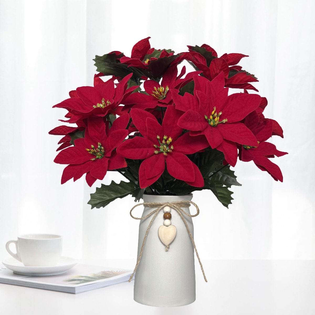 schöne künstliche rote Hochblätter des Weihnachtssterns in der Vase 