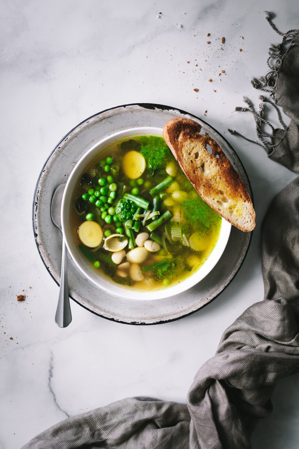 klare Suppe mit Erbsen und grünen Bohnen