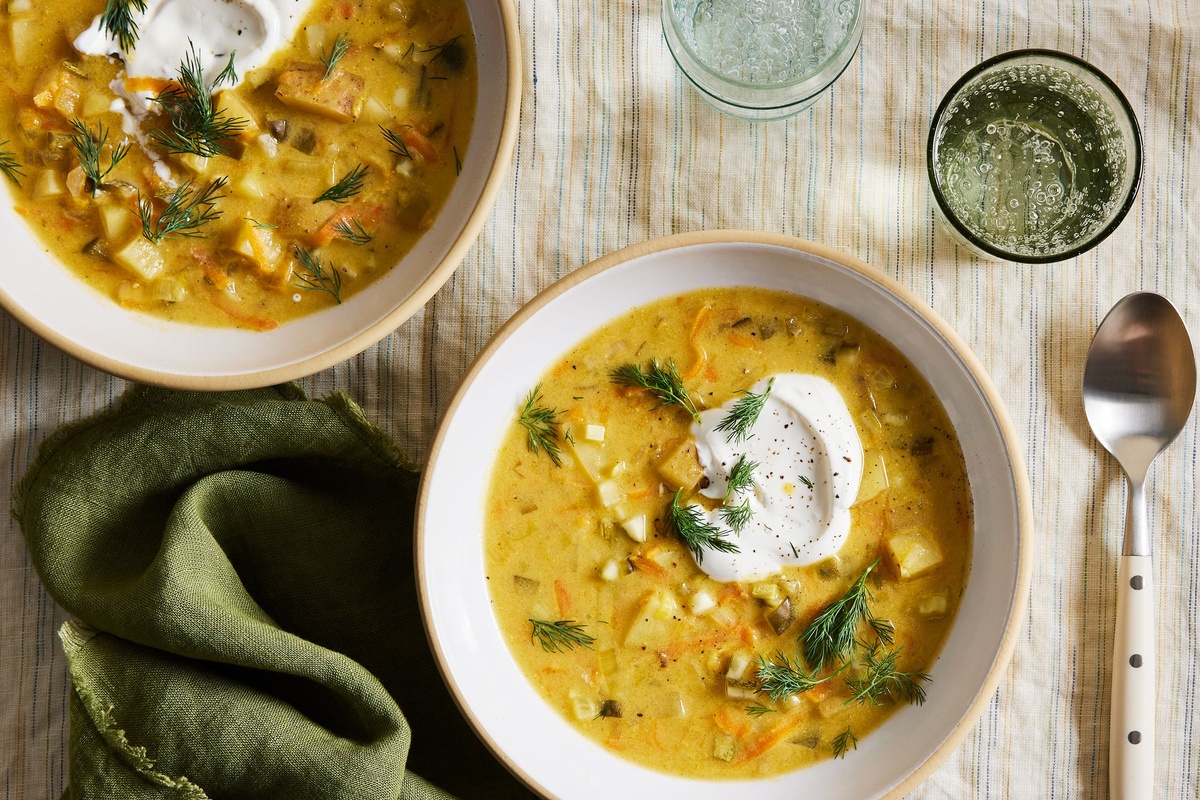 cremige Gemüsesuppe mit weißem Topping und Gewürzen