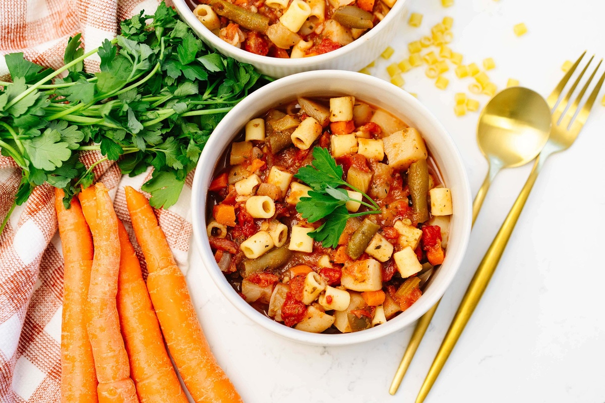 Gemüsesuppe mit Nudeln und Petersilie darauf