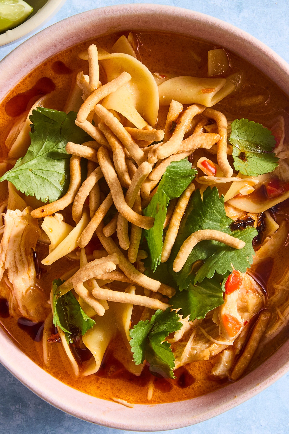 warme Wintersuppe mit Gemüse und Nudeln