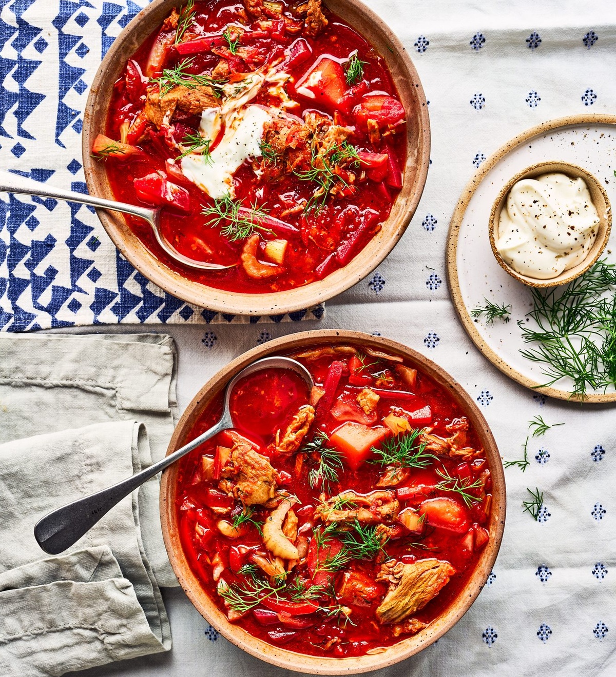 zwei Portionen Tomatensuppe mit weißem Topping