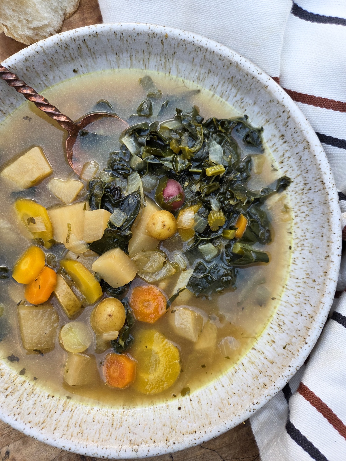 Wintersuppe mit Kartoffeln, Möhren und Spinat
