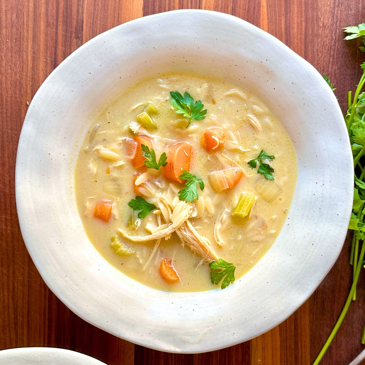 cremige Suppe mit Gemüse und Hähnchenfleisch