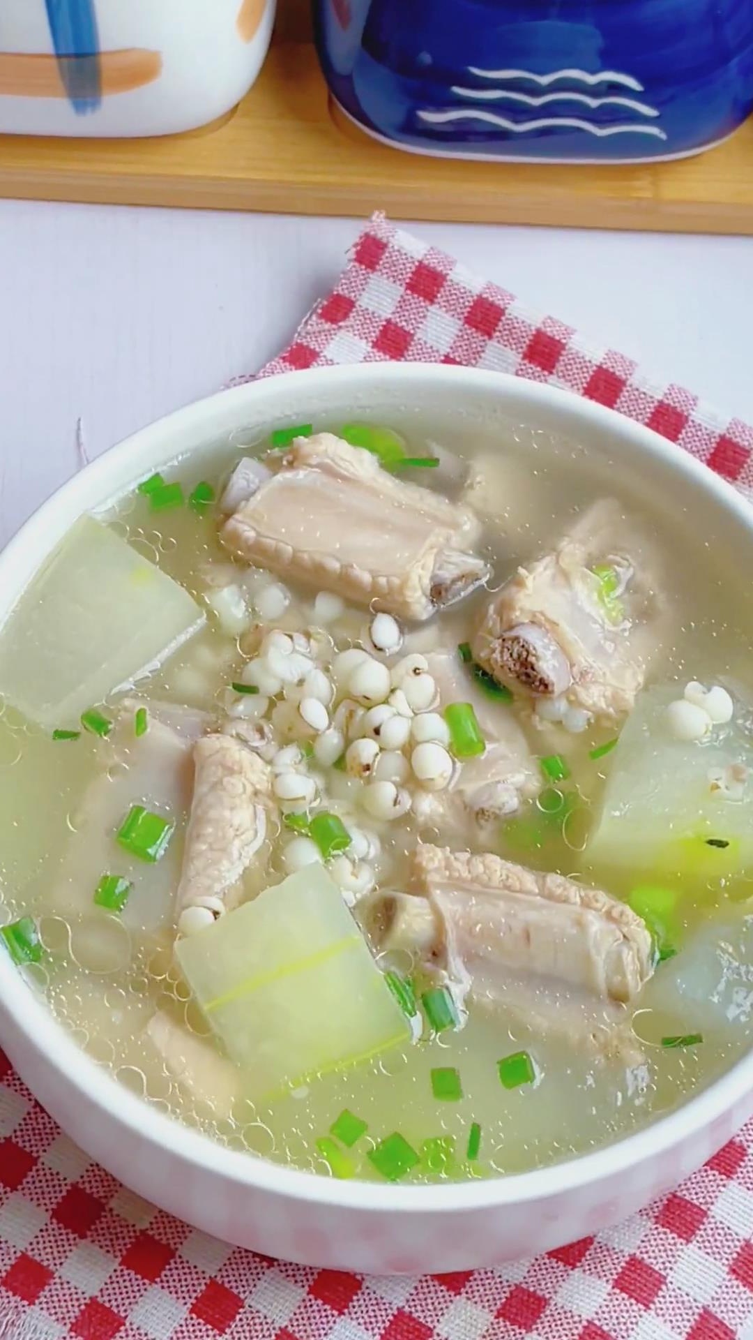 klare Fleischbrühe mit Gemüse