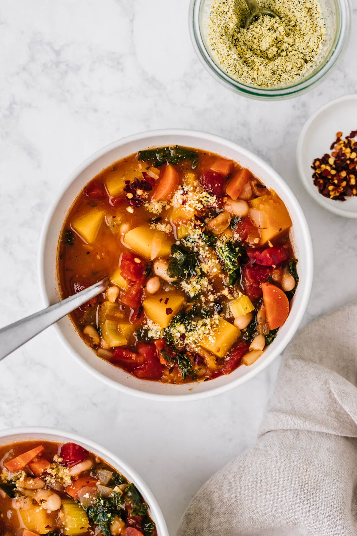 Gemüsesuppe mit Tomaten und Kartoffeln