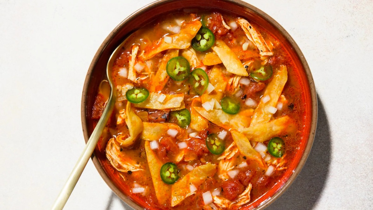 Scharf schmeckende Suppe mit Tomaten und grünen Bohnen
