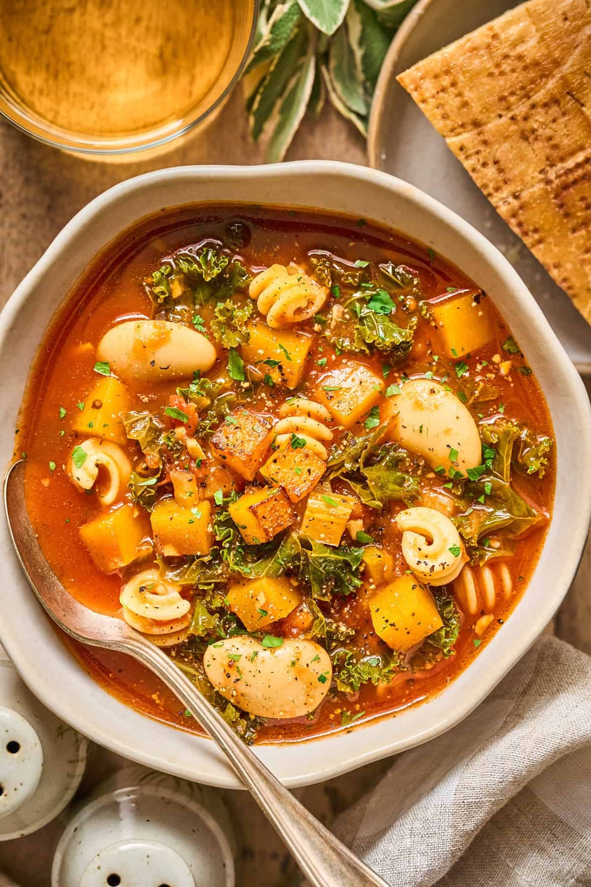 warme Suppe mit Kartoffeln und Nudeln