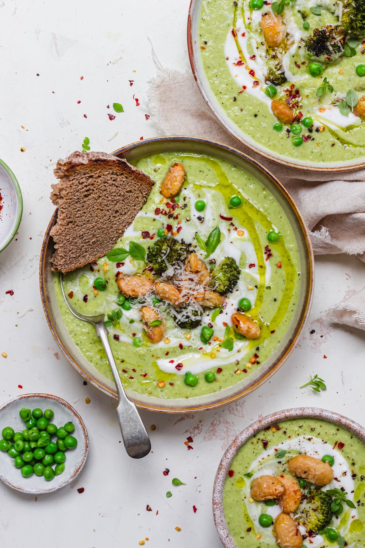 Suppe mit Brokkoli und Schwarzbrot