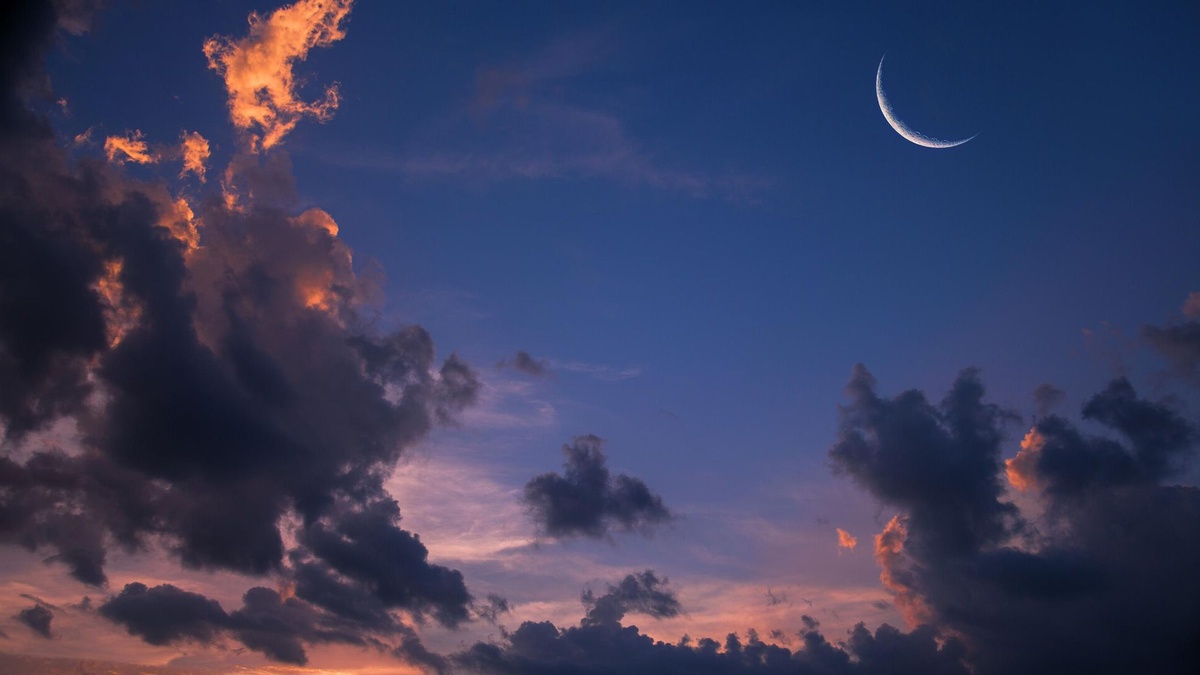 nächtlicher Himmel mit einem dünnen Mond 