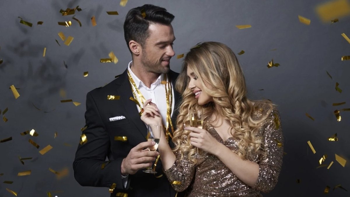 Mann und Frau zelebrieren glücklich das Neujahr