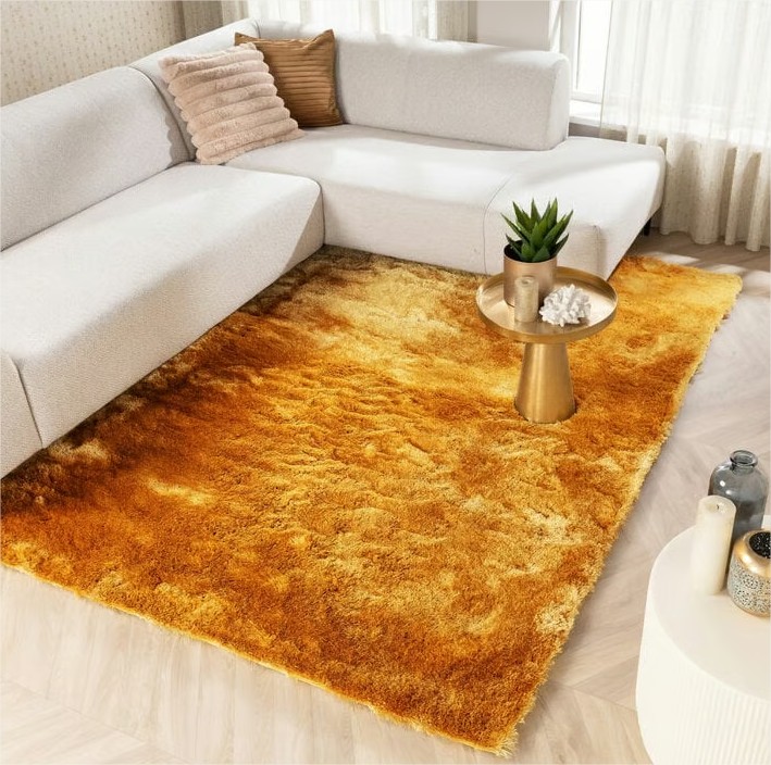 Shabby Teppich in Goldgelb als optischer Akzent im Raum 