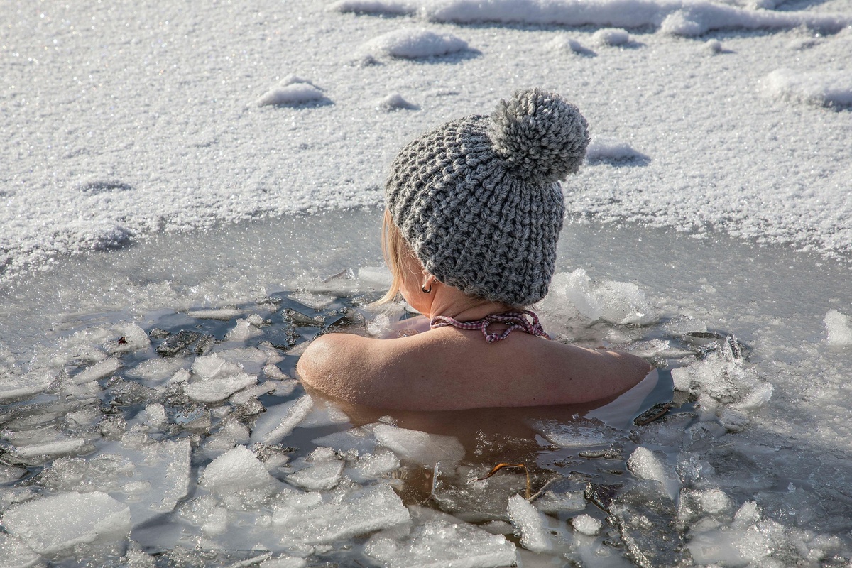 inmitten von Eisstücken badet eine Frau alleine