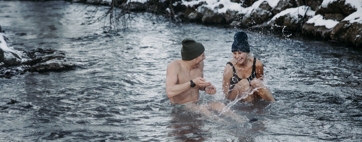 Mann und Frau beim Kaltbaden haben Spaß