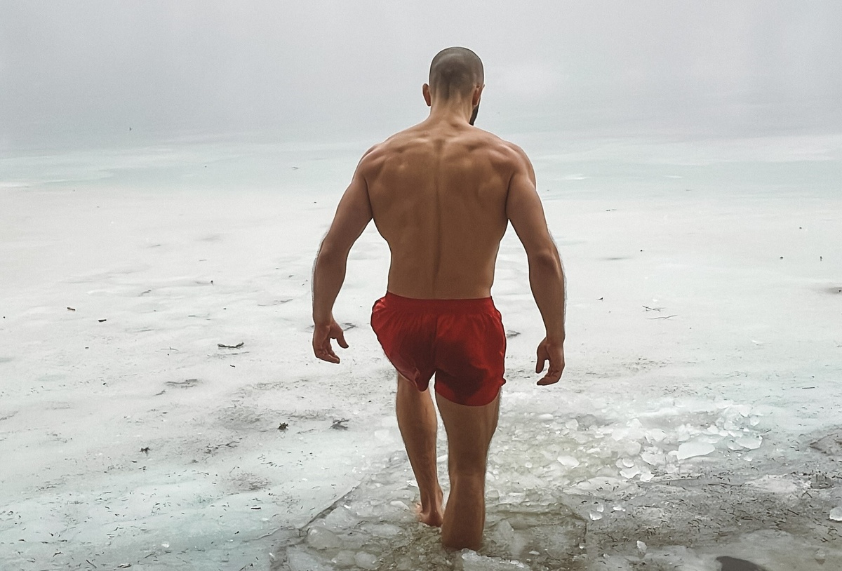 junger Mann, Athlet geht ins eiskalte Nass