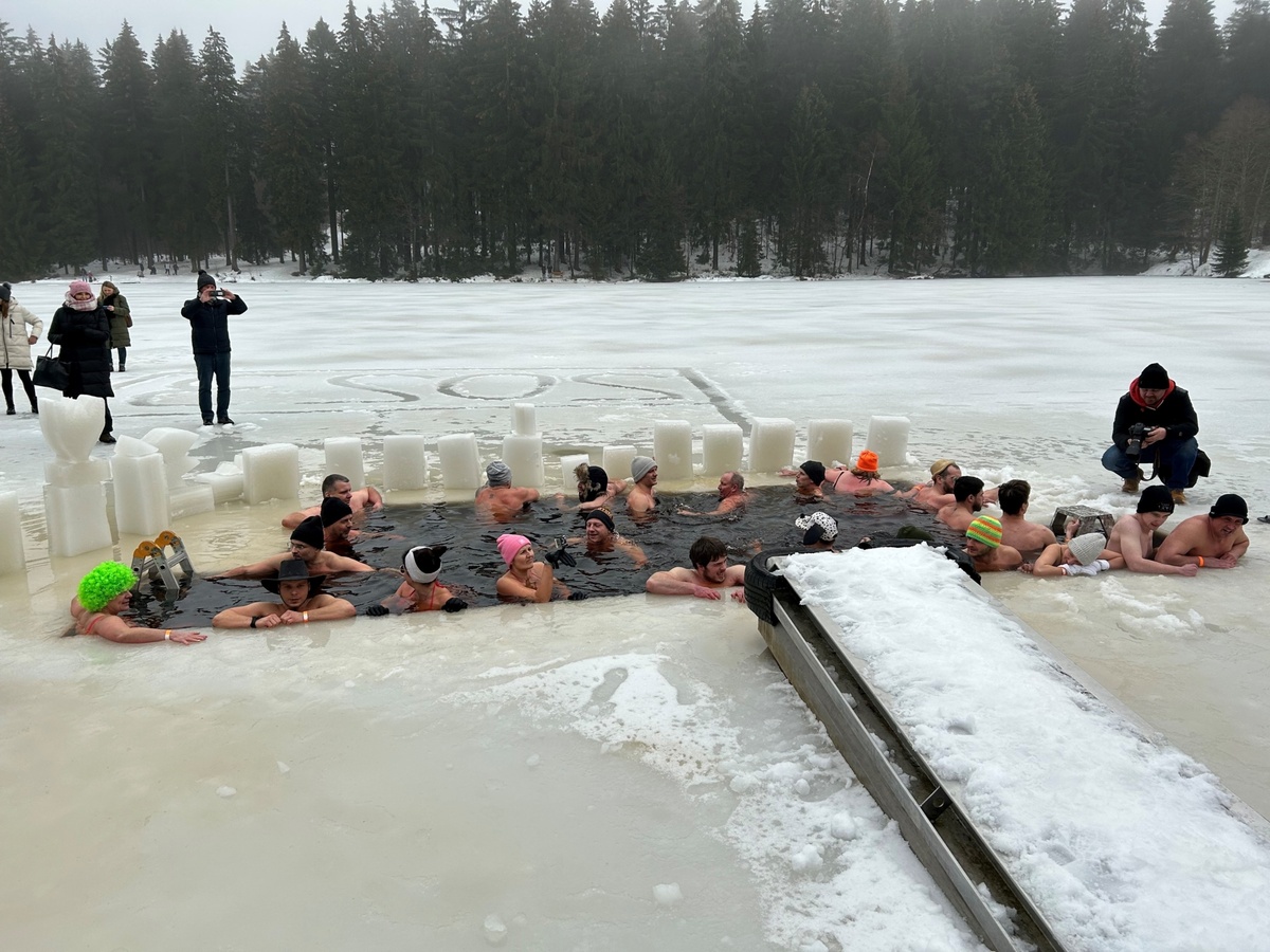 große Gruppe beim Eisbaden im vereisten See