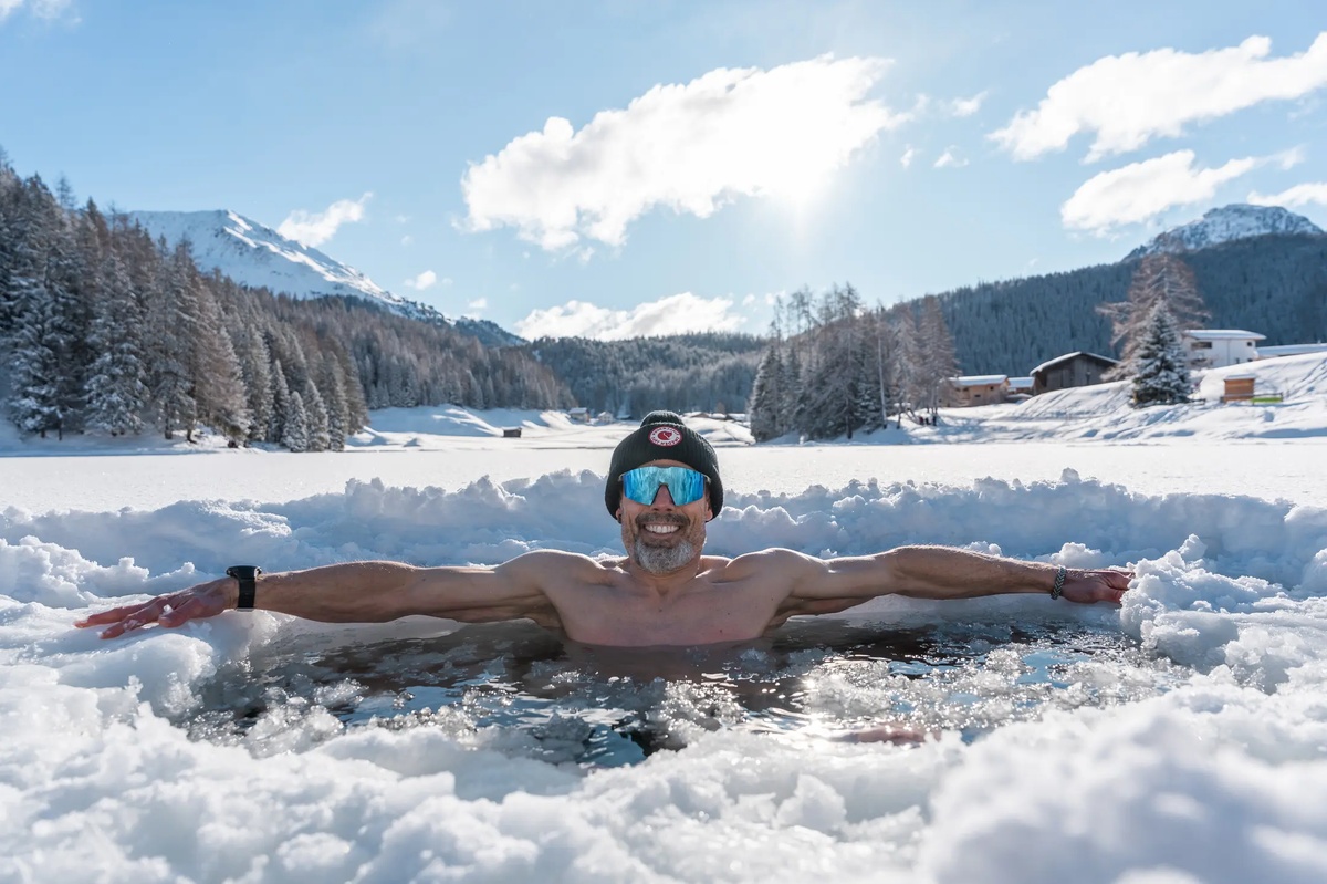 Mann im eiskalten Wasser empfindet Freude - Eisbaden macht Spaß
