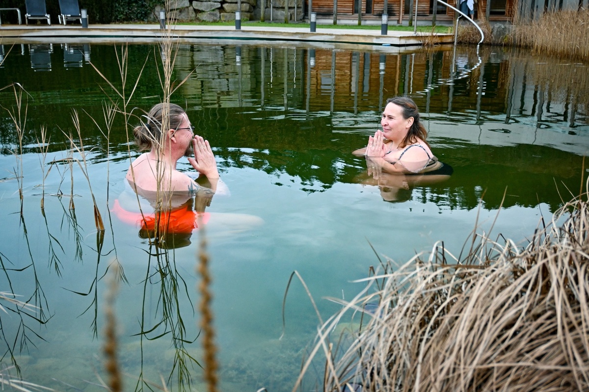 Mann und Frau baden zusammen im kalten Seewasser