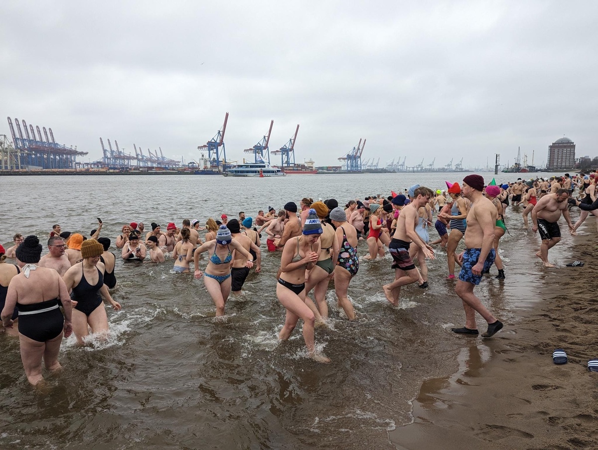 große Gruppe Menschen beim Winterbaden