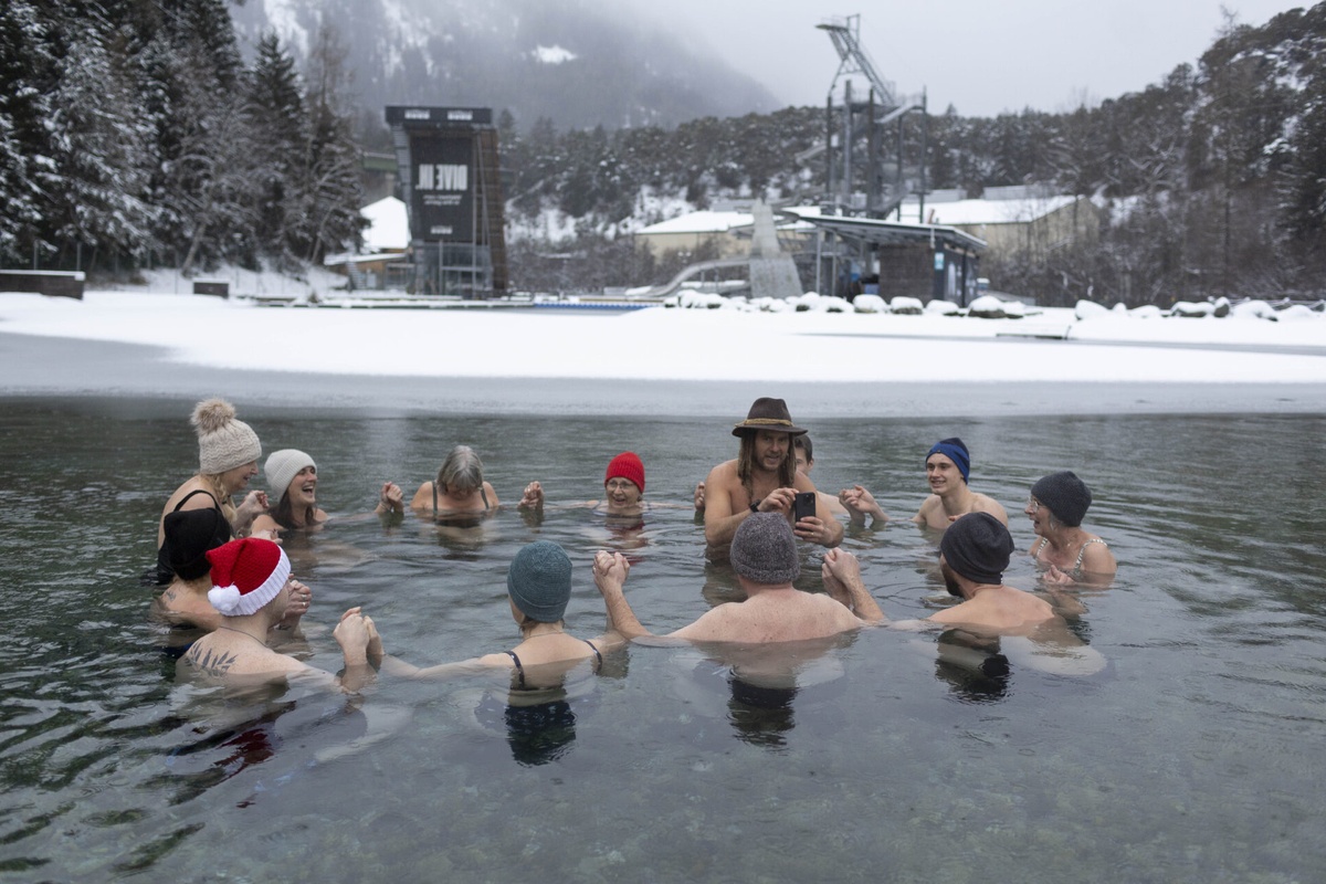 eine Gruppe Enthusiasten beim Eisbaden im Kreis