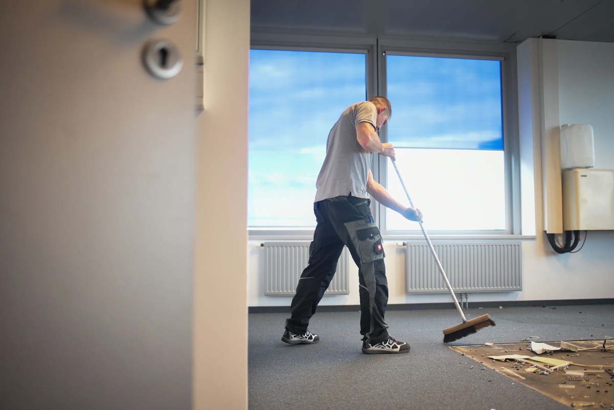 die Wohnung sauber machen 