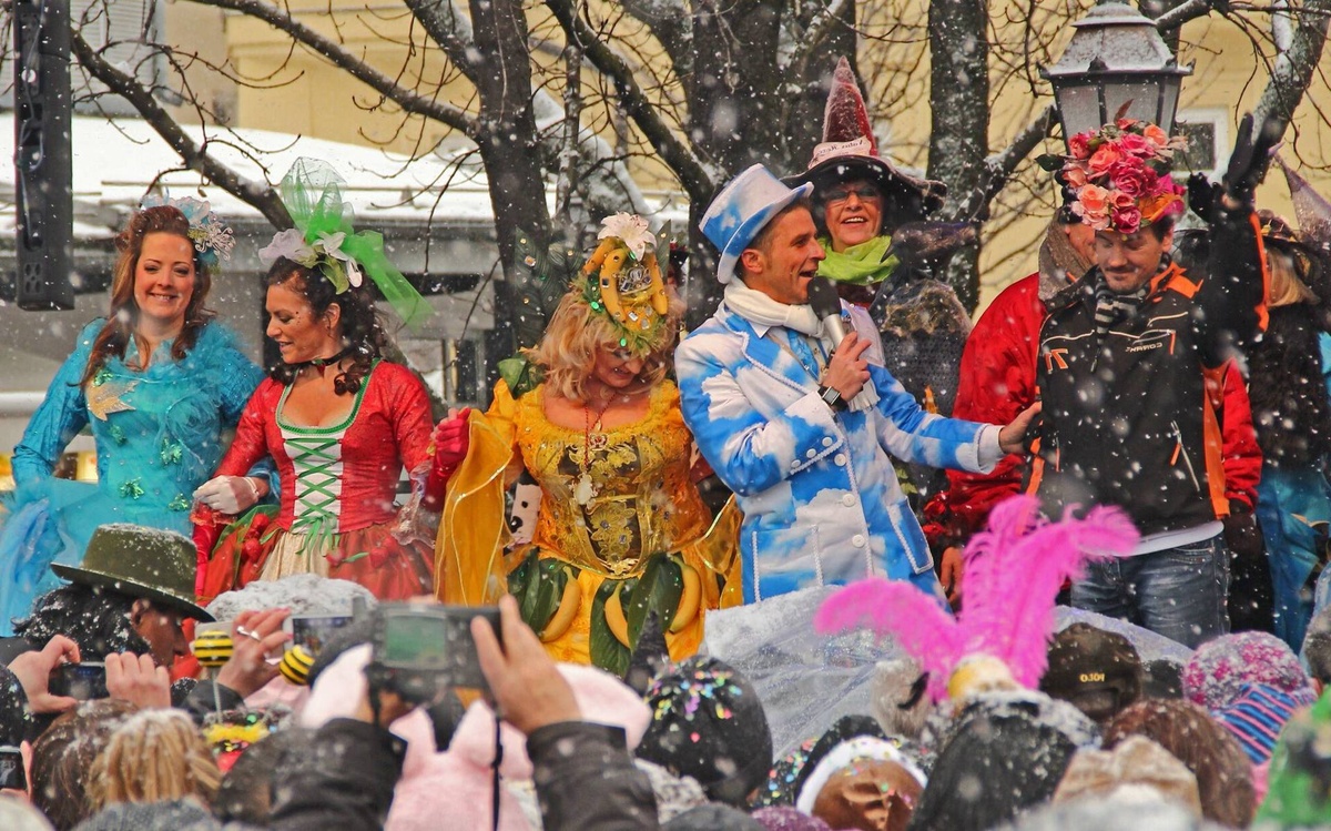 Fasching 2026 wird bunt gefeiert - Menschen in Kostümen; Konfetti 