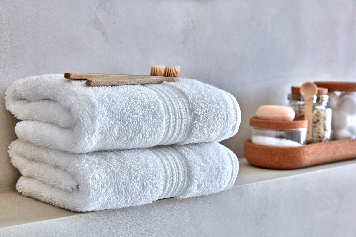 zwei weiche und saugfähige Duschtücher in Weiß 