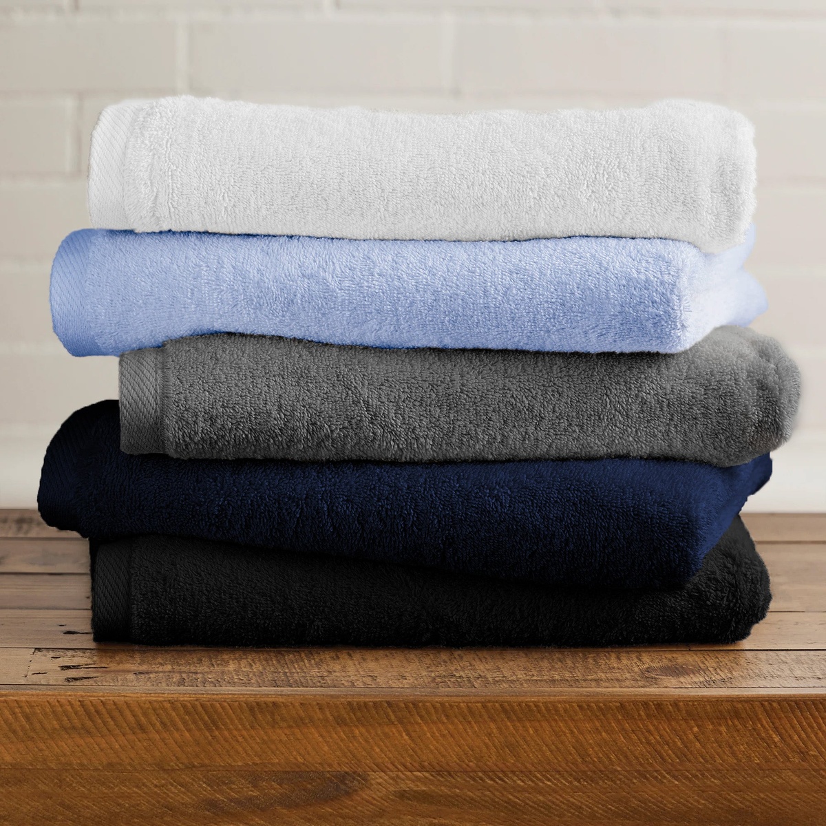 ein 5er Set Duschtücher in verschiedenen Farben 