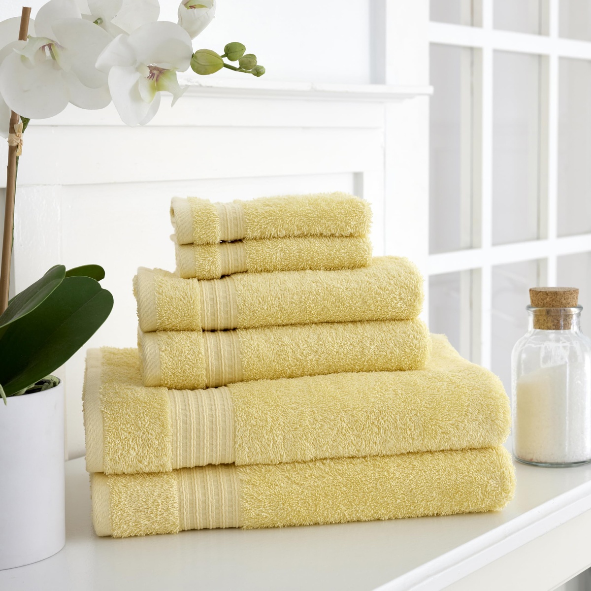 ein gelbes Set von badtüchern in verschiedenen Größen 
