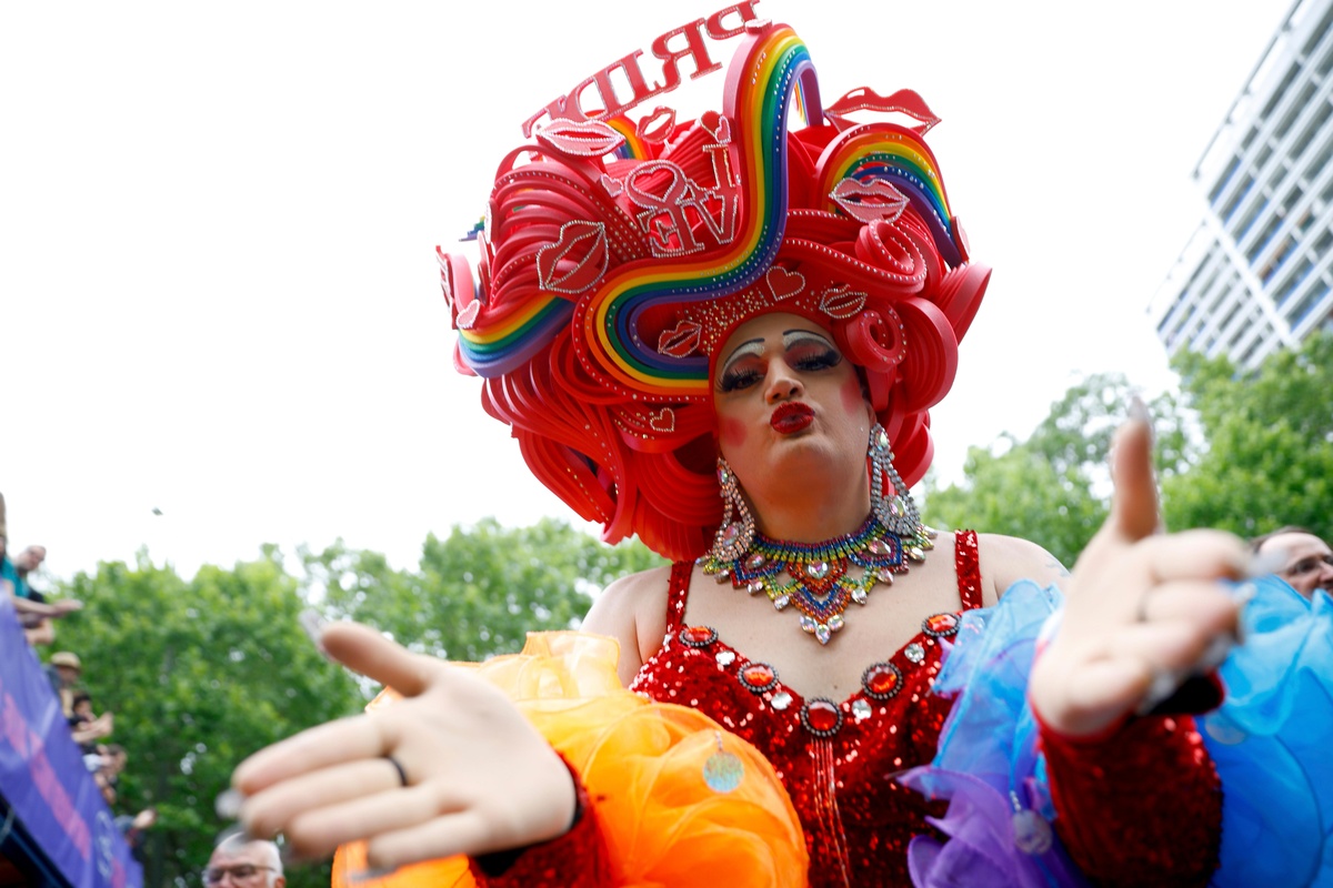 bunt kostümierte Frau in guter Laune