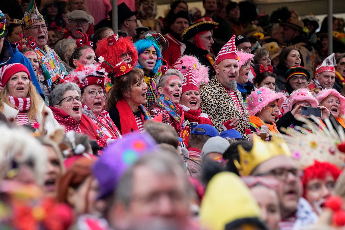 Menschen klatschen und singen - Fasching 2026