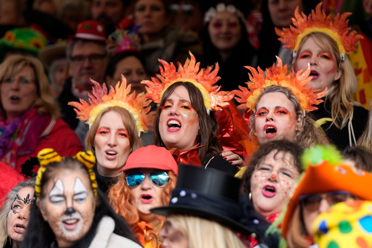 kostümierte Mädchen singen - Fasching 2026
