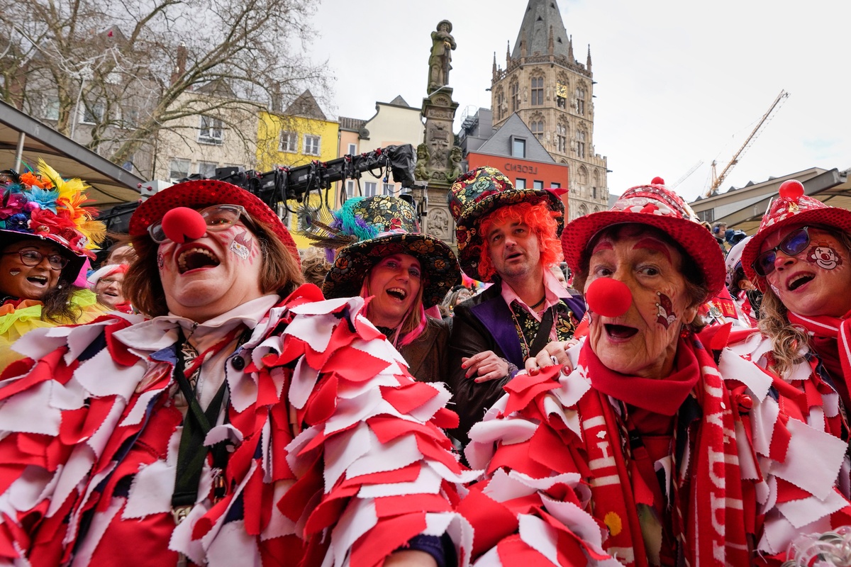 kostümierte Narren feiern Fasching auf den Straßen